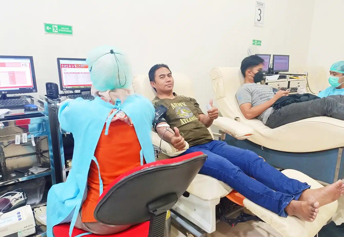 Relawan-PMI-PMR-KSR-bantul-donor-darah-warga-bantuan-bencana-Indonesian-red-cross-bulan-sabit-Palang-Merah